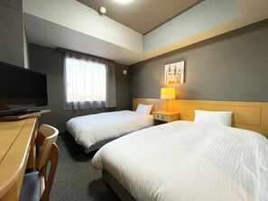 Een bureau, gratis wifi, beddengoed