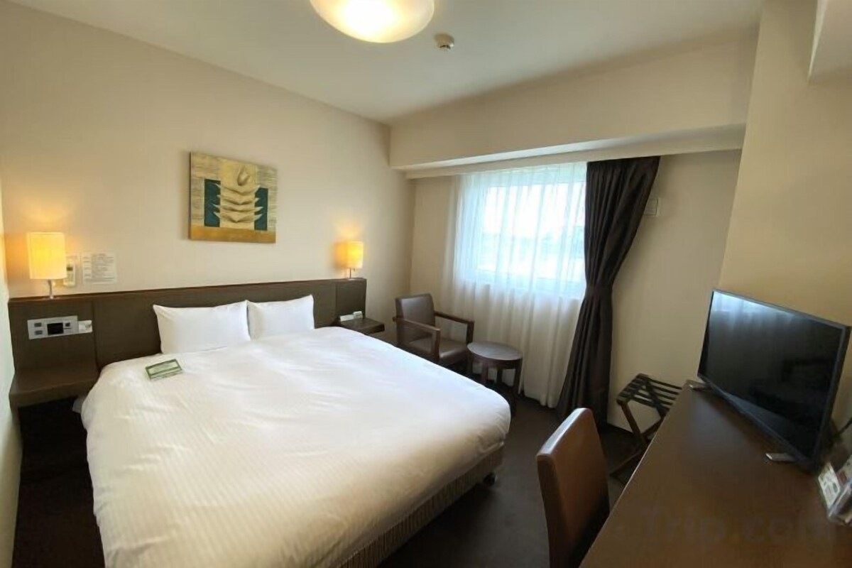 Desk, WiFi (free), bed sheets