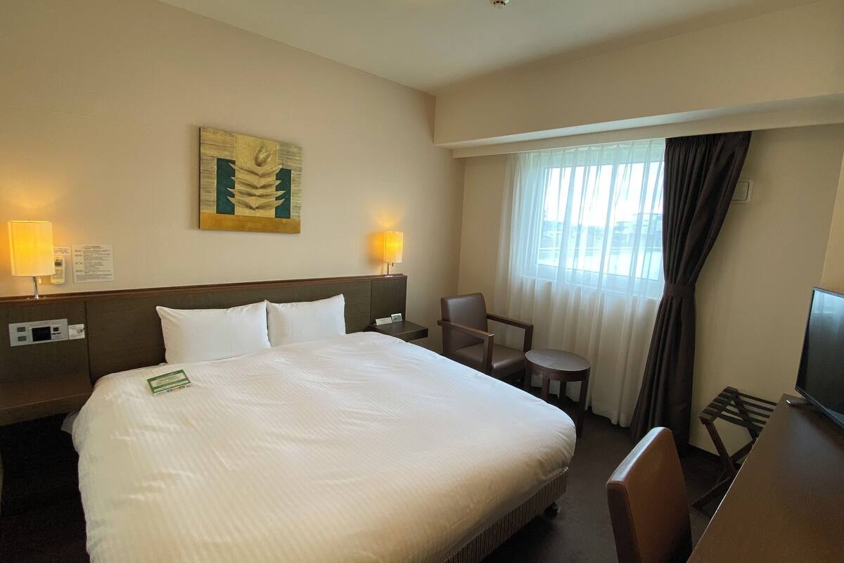 Desk, WiFi (free), bed sheets