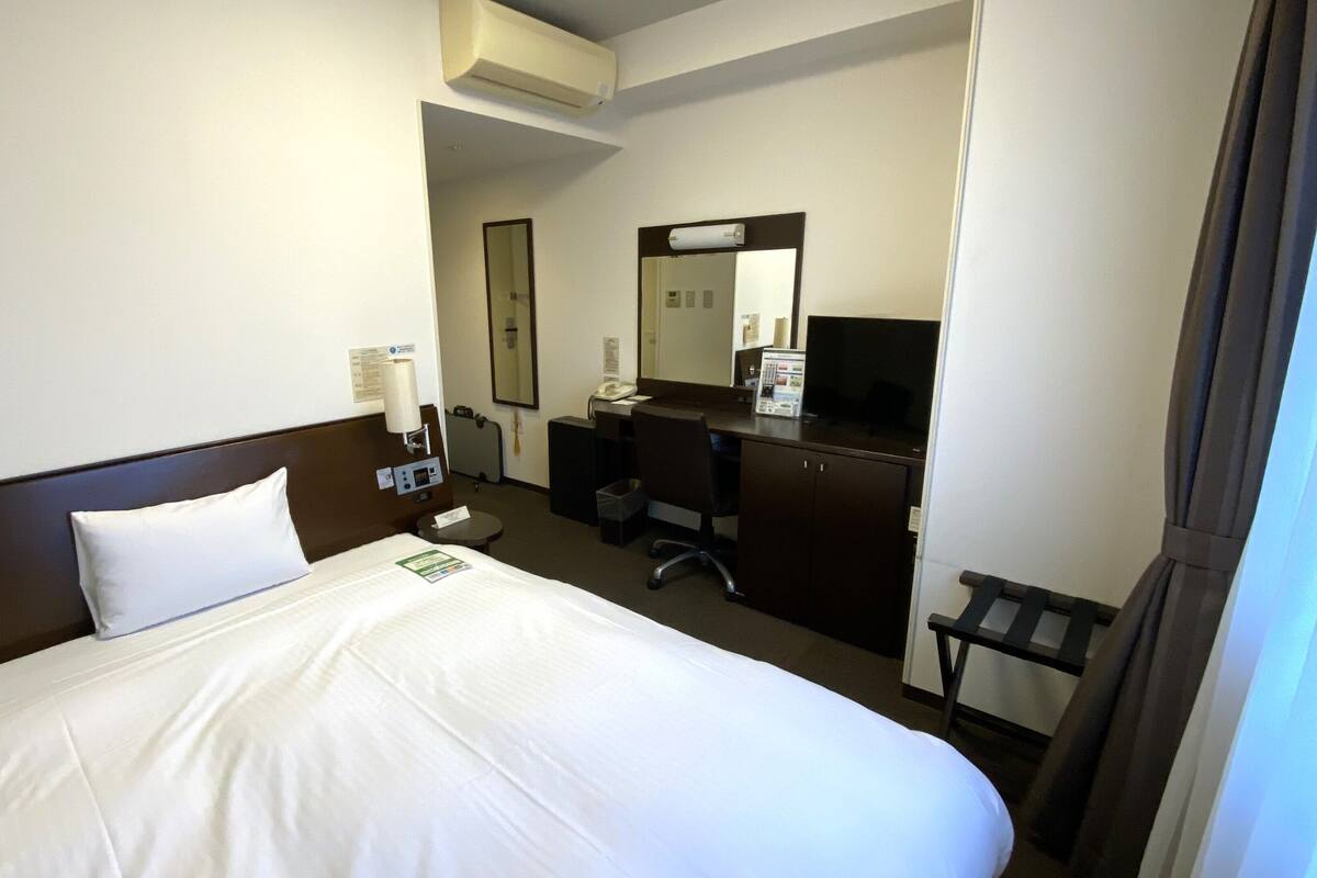 Desk, WiFi (free), bed sheets