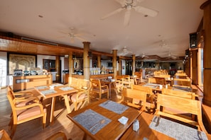 Breakfast, lunch, dinner served; international cuisine, ocean views