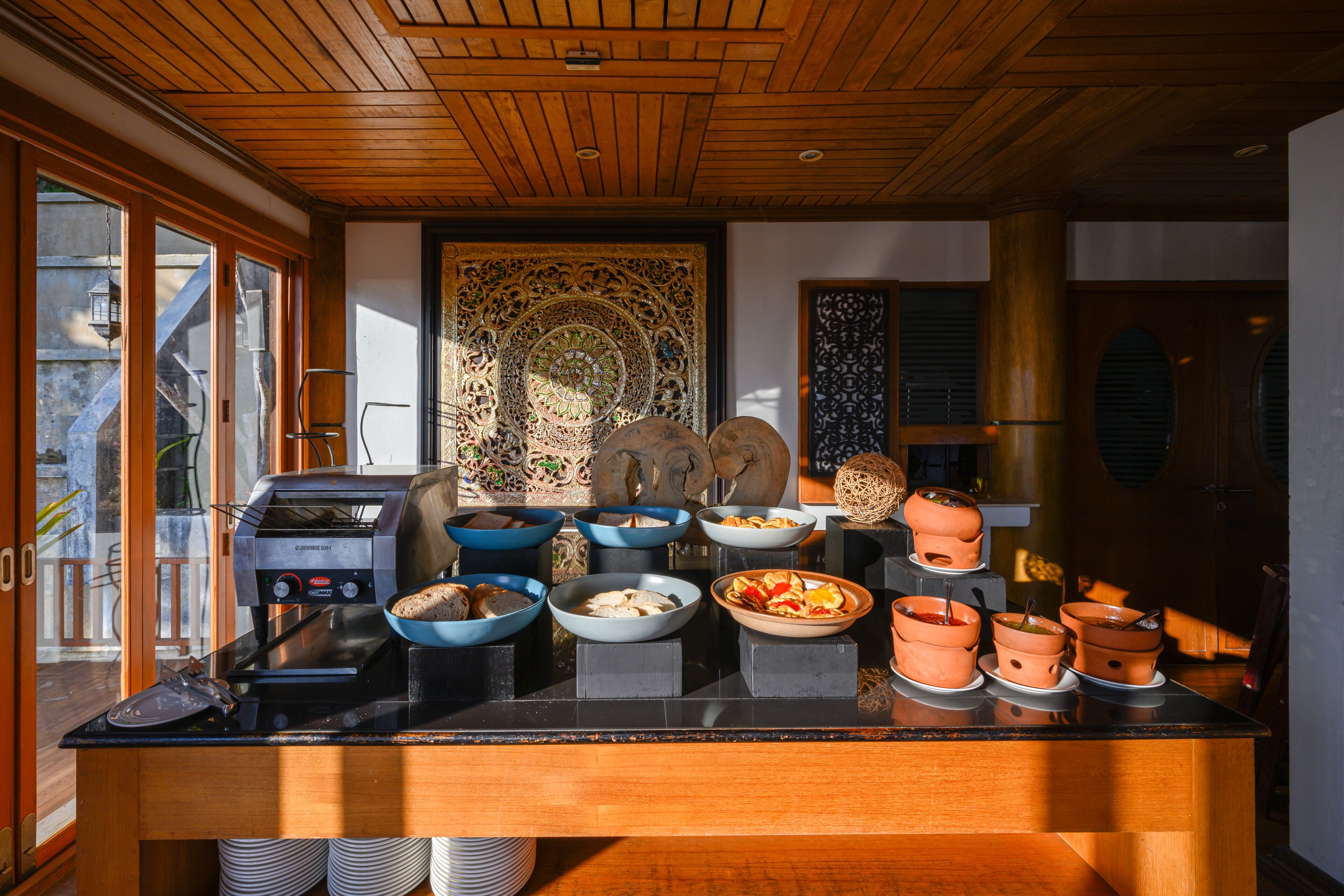 breakfast, lunch, dinner served; international cuisine, sea views