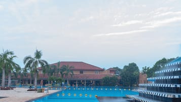 Hồ bơi ngoài trời, ghế dài tắm nắng