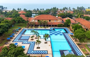 Outdoor pool, pool loungers - Club Palm Bay (Marawila)
