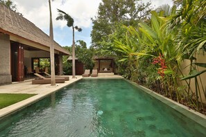 Kolam renang outdoor, dengan kursi berjemur