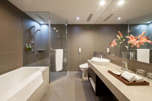 Separat badekar og dusj, regndusjhode, hårføner og bidé