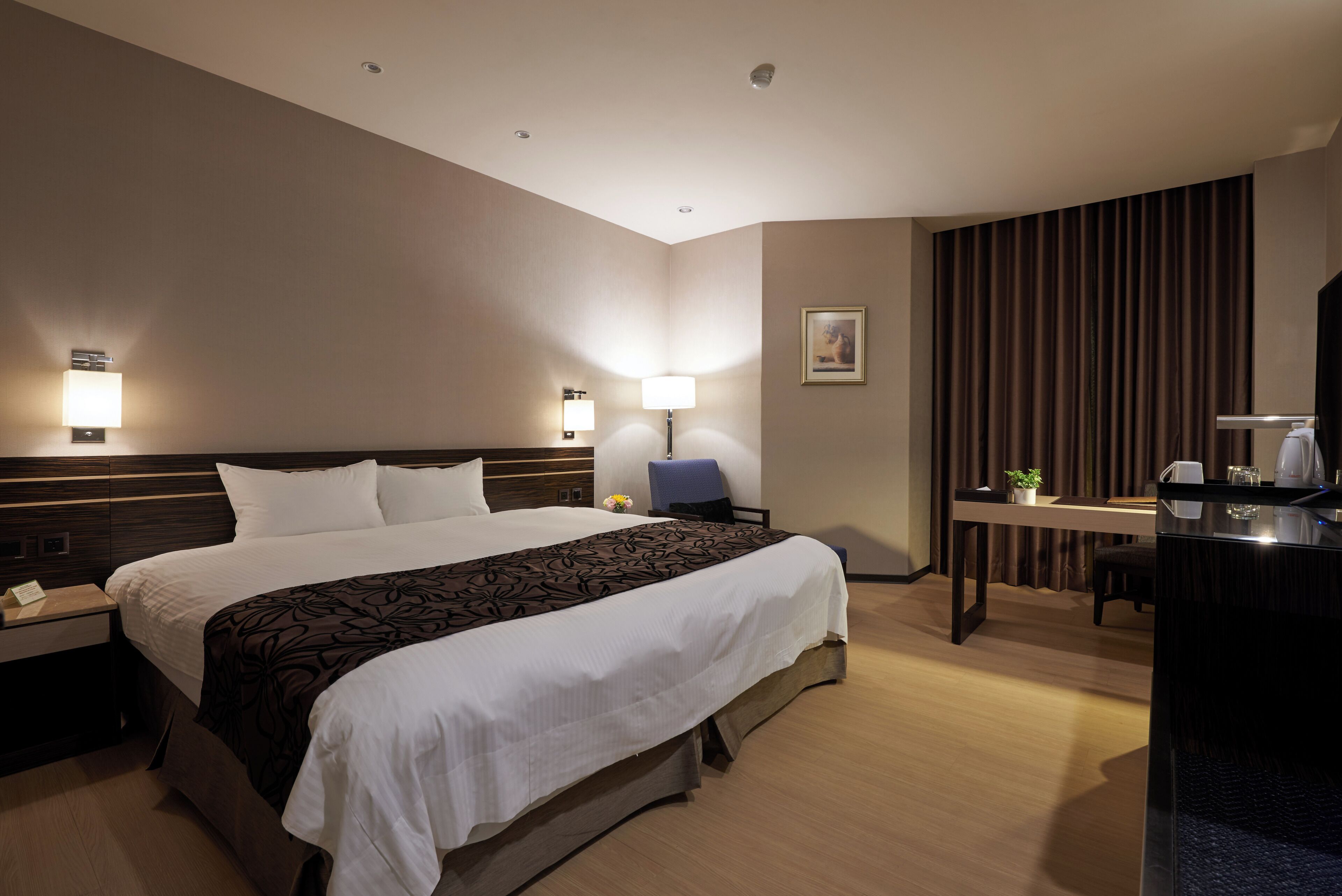 Executive Double Room, 1 King Bed | Premium bedding, down comforters, pillowtop beds, in-room safe