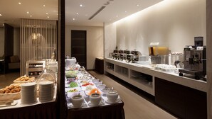Un buffet con diversi cibi e utensili da portata.