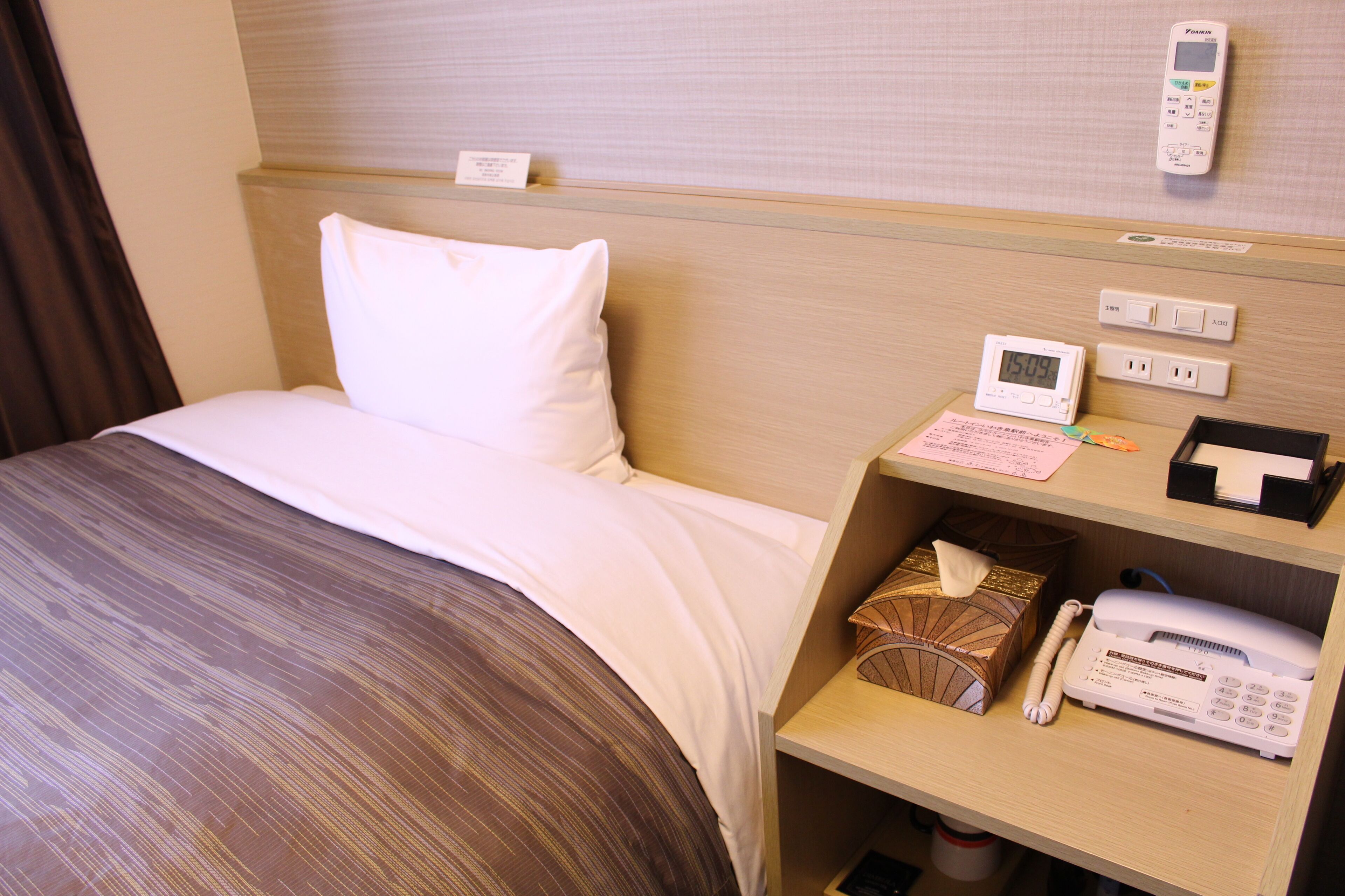 free wifi, bed sheets