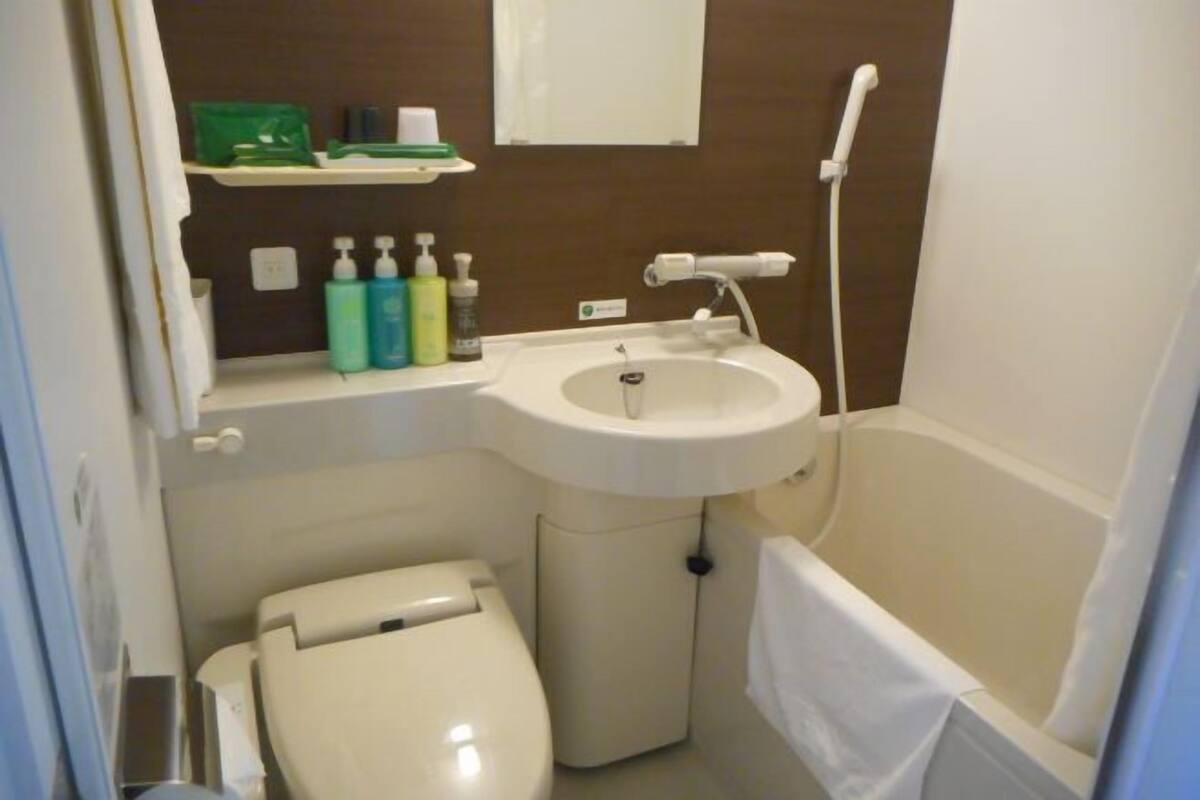 Duschwanne, kostenlose Toilettenartikel, Haartrockner, Hausschuhe