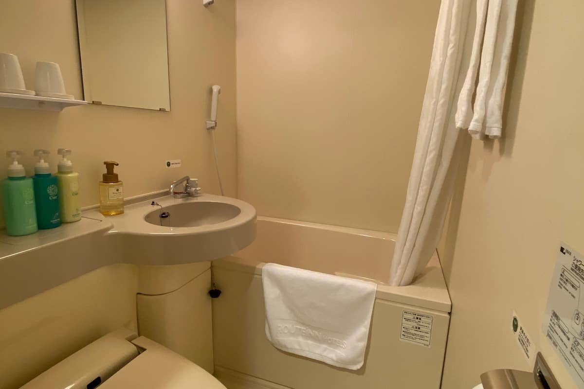 combined shower/bathtub, free toiletries, slippers, bidet