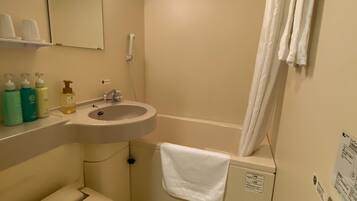 Kombinasi shower/bathtub, perlengkapan mandi gratis, sandal, dan kloset