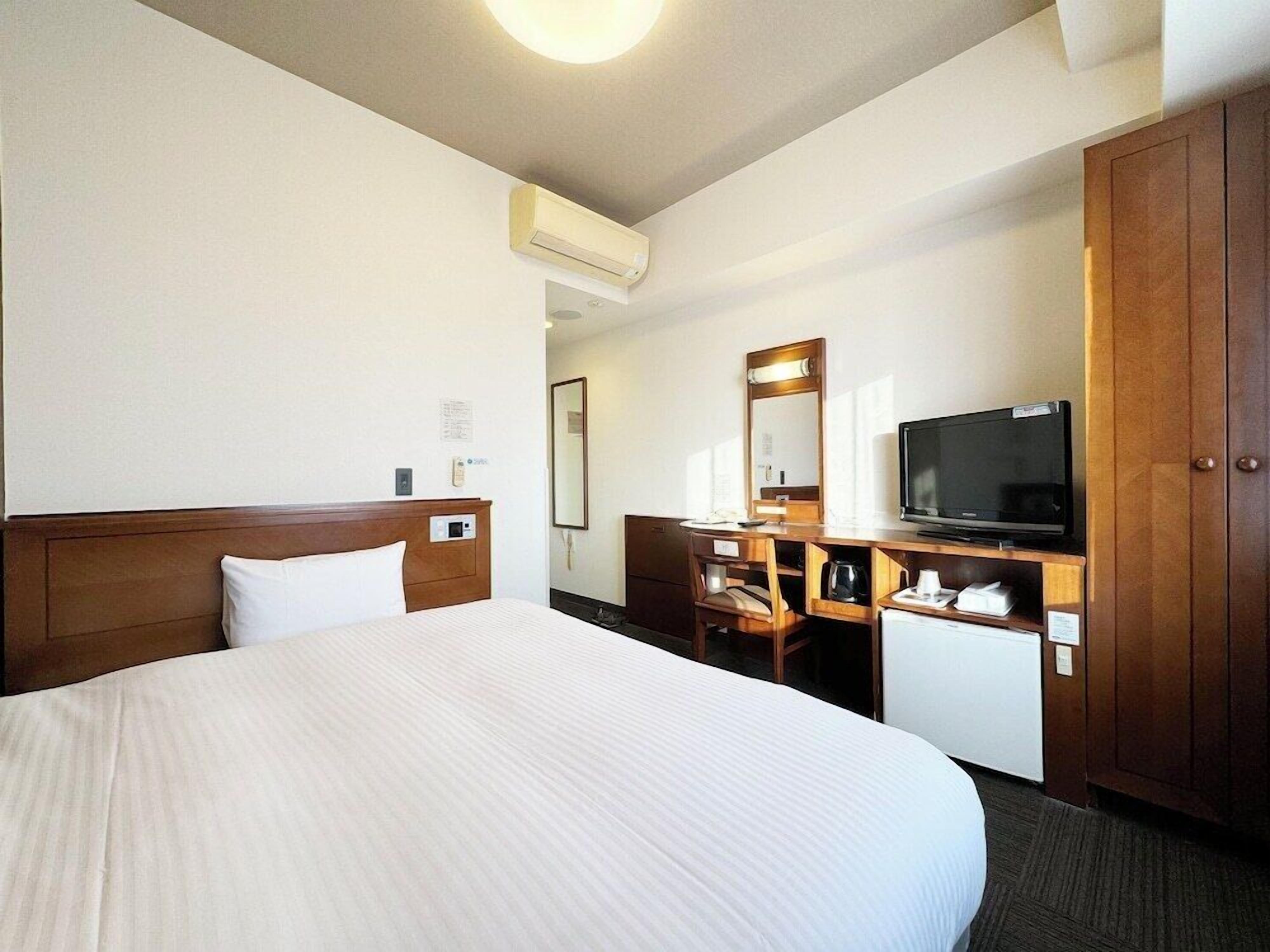 Escritorio, wifi gratis y ropa de cama 