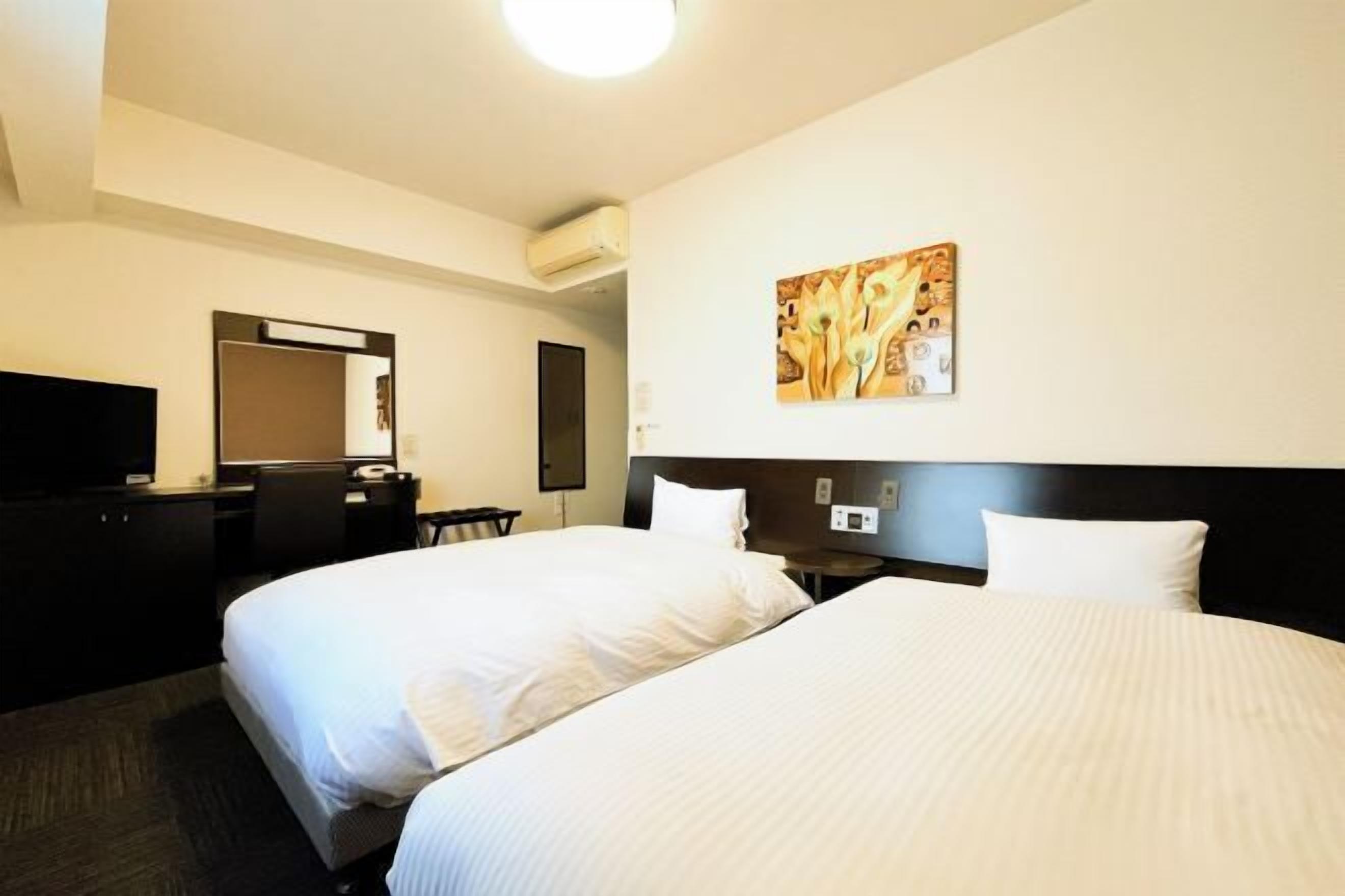 Escritorio, wifi gratis y ropa de cama 