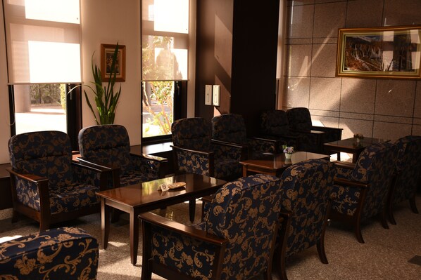 Lobby sitting area - Hotel Route-Inn Koriyama Minami (Koriyama)