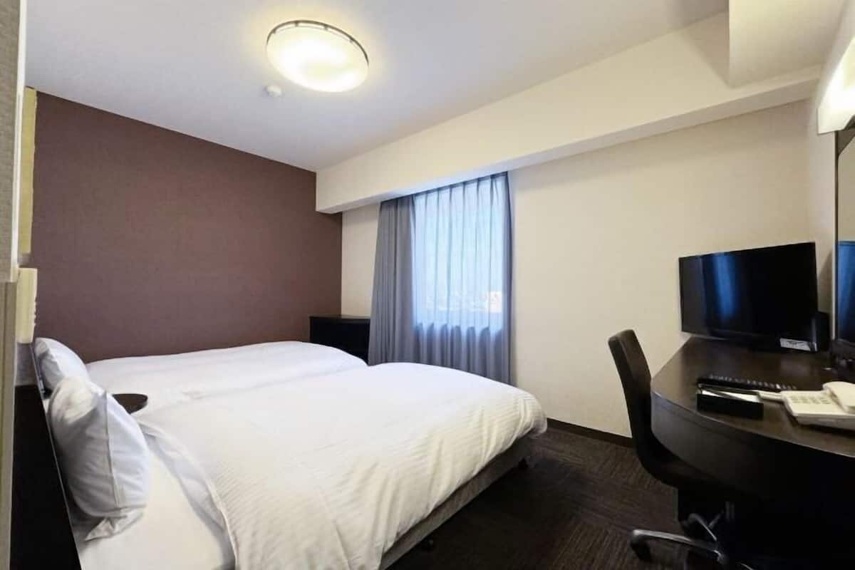 Escritorio, wifi gratis y ropa de cama