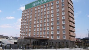 A multi-story hotel with a green roof and a sign in Japanese. - Hotel Route-Inn Koriyama Inter (Koriyama)