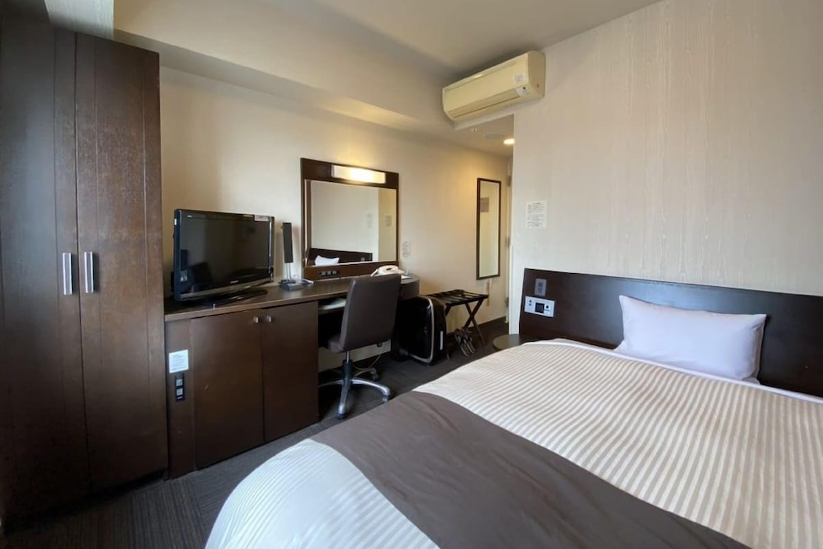 WiFi (free), bed sheets