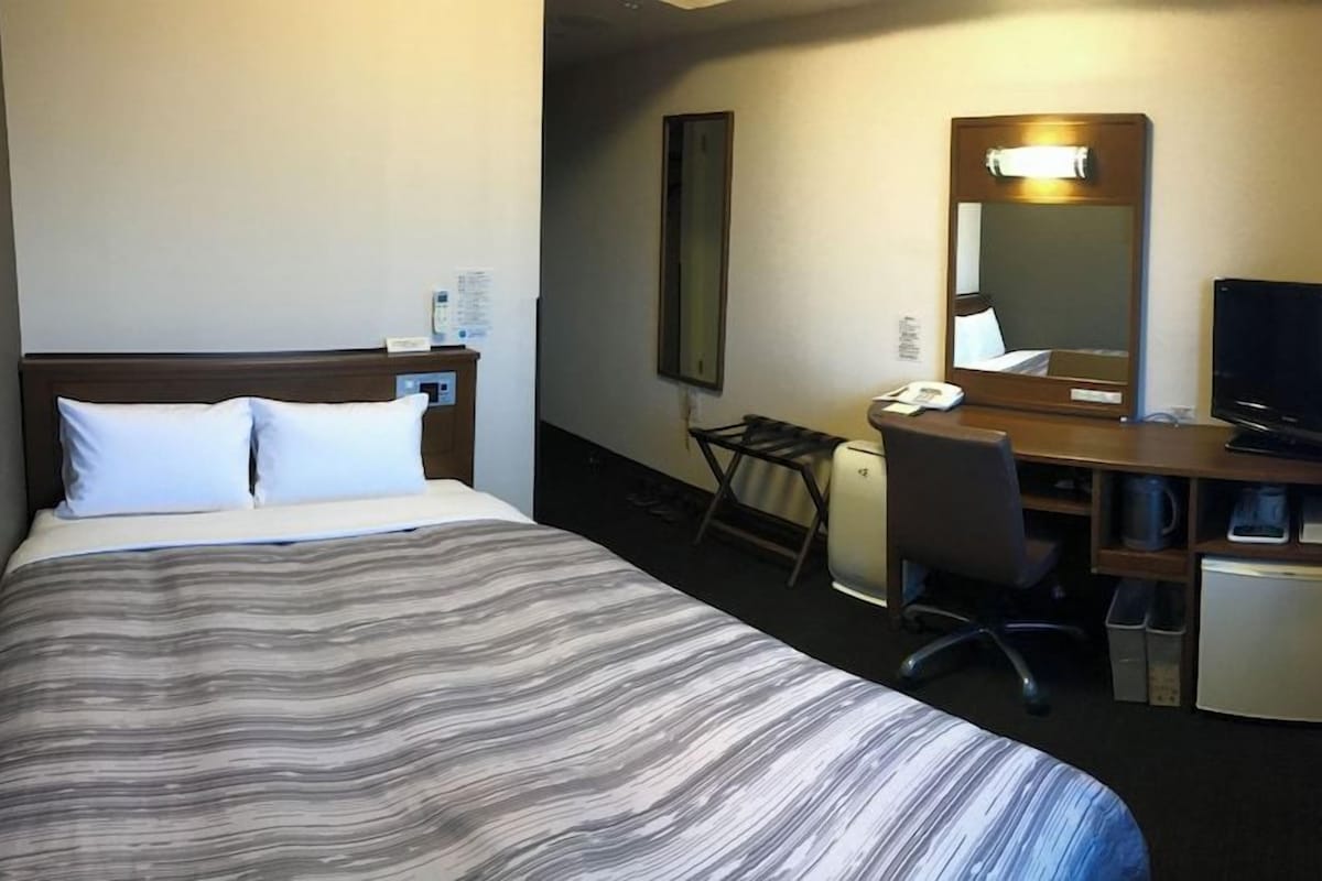 WiFi (free), bed sheets