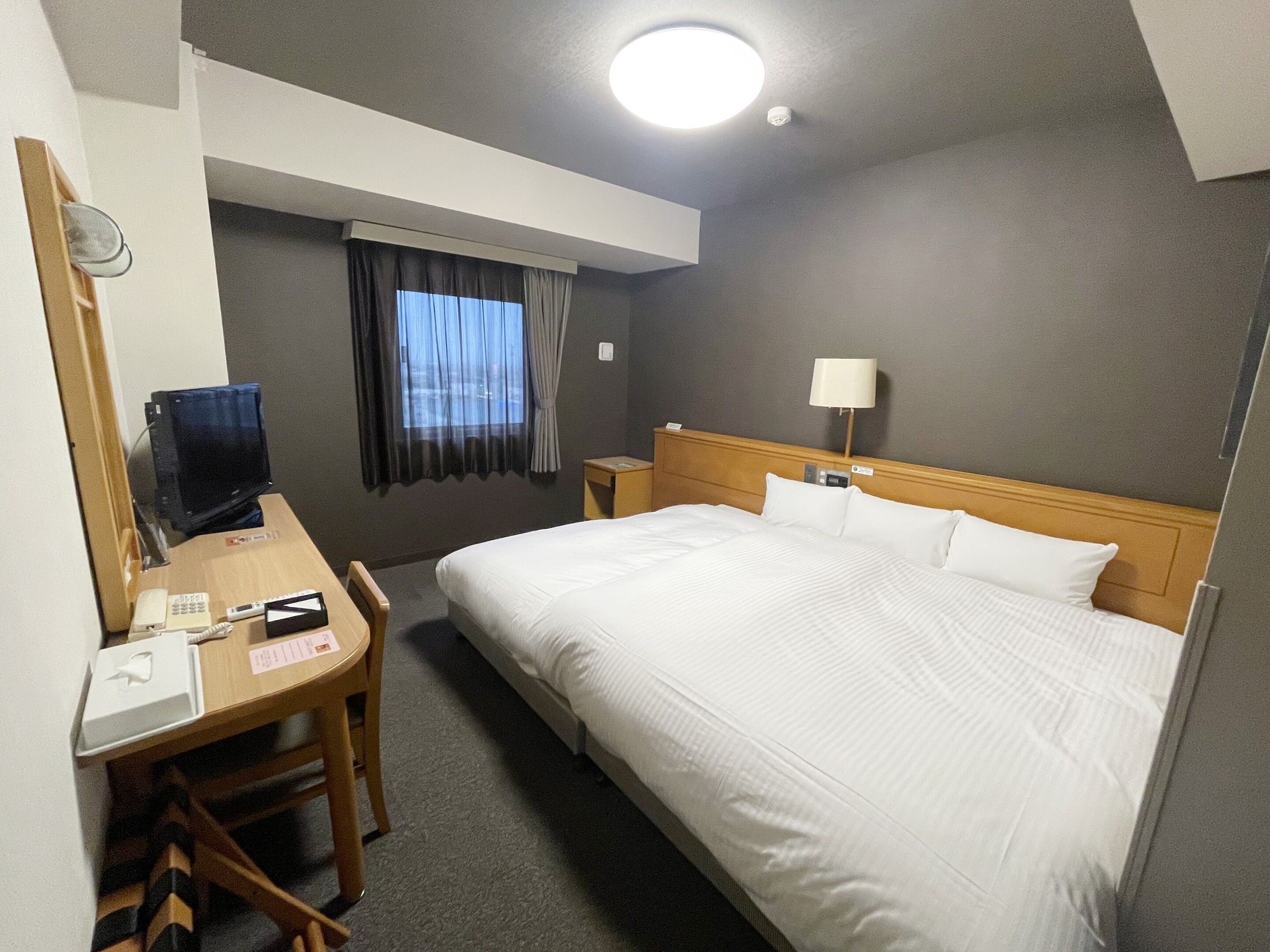 1 bedroom, free wired internet, bed sheets