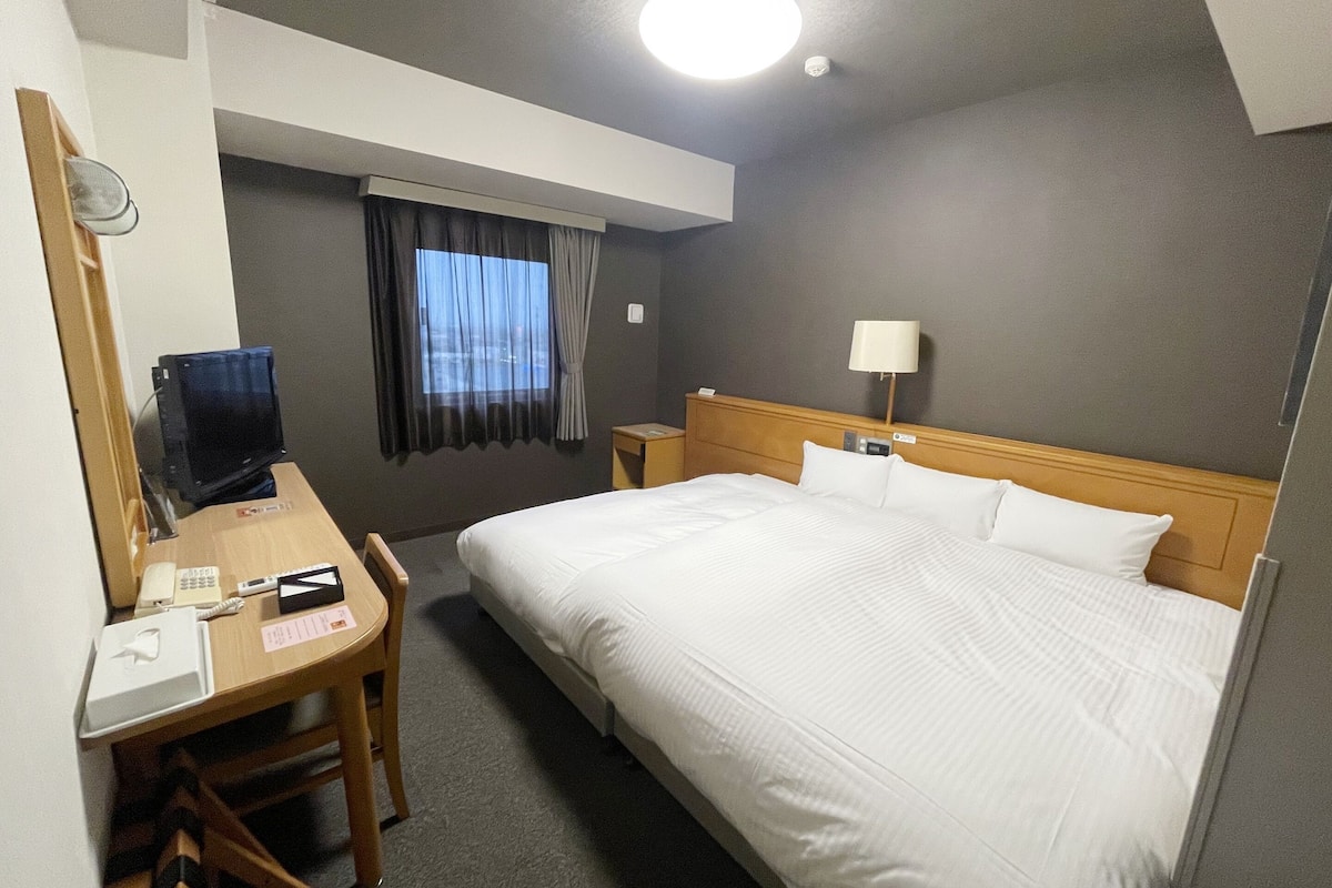 1 bedroom, free wired internet, bed sheets