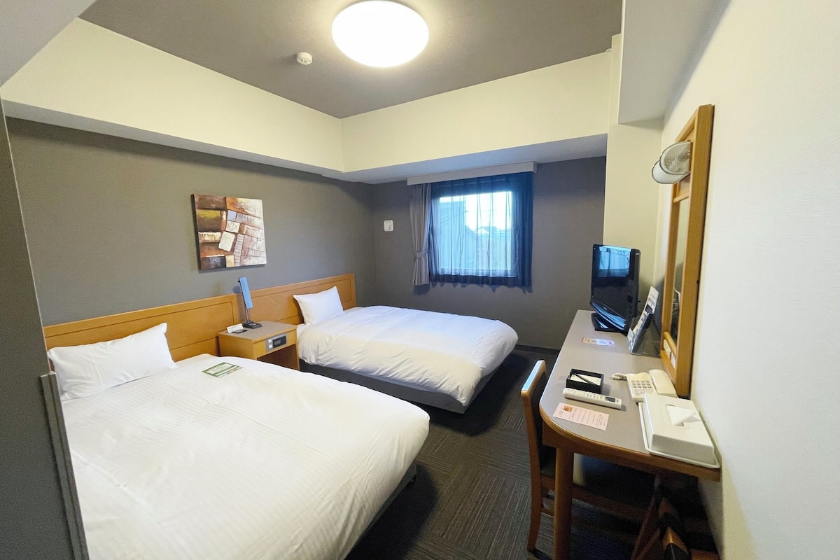 1 bedroom, free wired internet, bed sheets