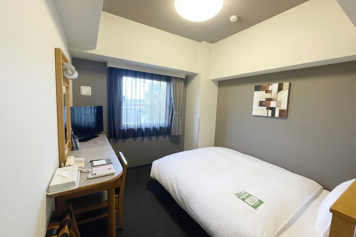 1 bedroom, free wired internet, bed sheets