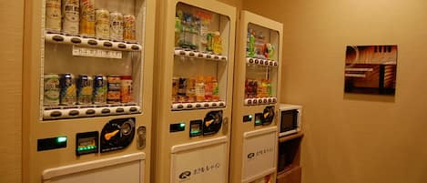 Máquinas expendedoras con diferentes bebidas y aperitivos.