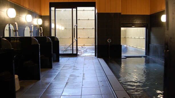 A public bath area with multiple washbasins and a large hot spring. - Route Inn Grantia Himi Wakuranoyado (Himi)