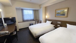 A hotel room with two beds, a desk, a chair, a television, and a window with curtains. - Route Inn Grantia Himi Wakuranoyado (Himi)