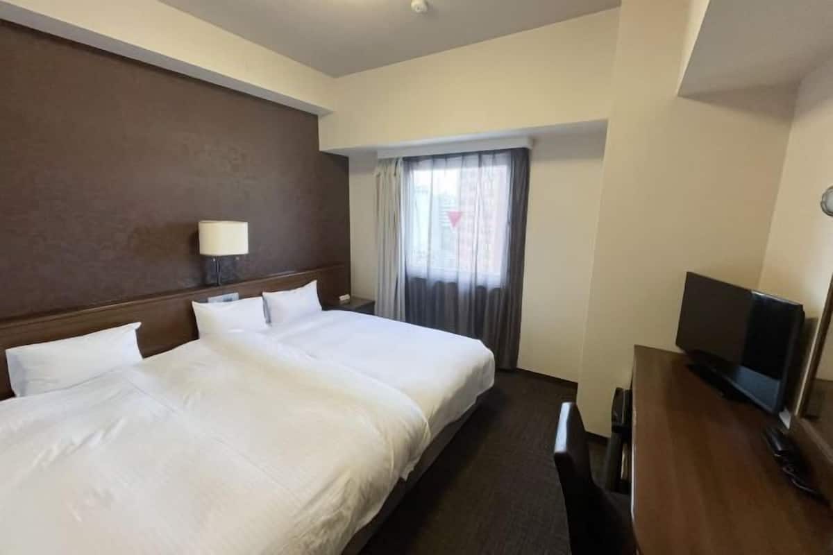 Escritorio, cortinas blackout y tabla de planchar con plancha