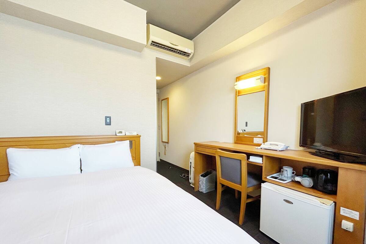 WiFi (free), bed sheets