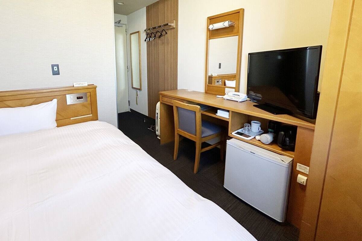 WiFi (free), bed sheets
