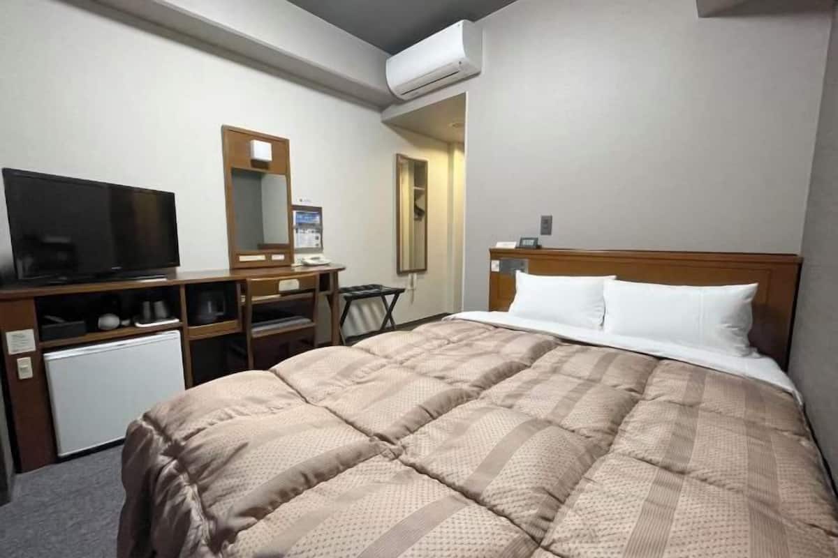 Escritorio, wifi gratis y ropa de cama