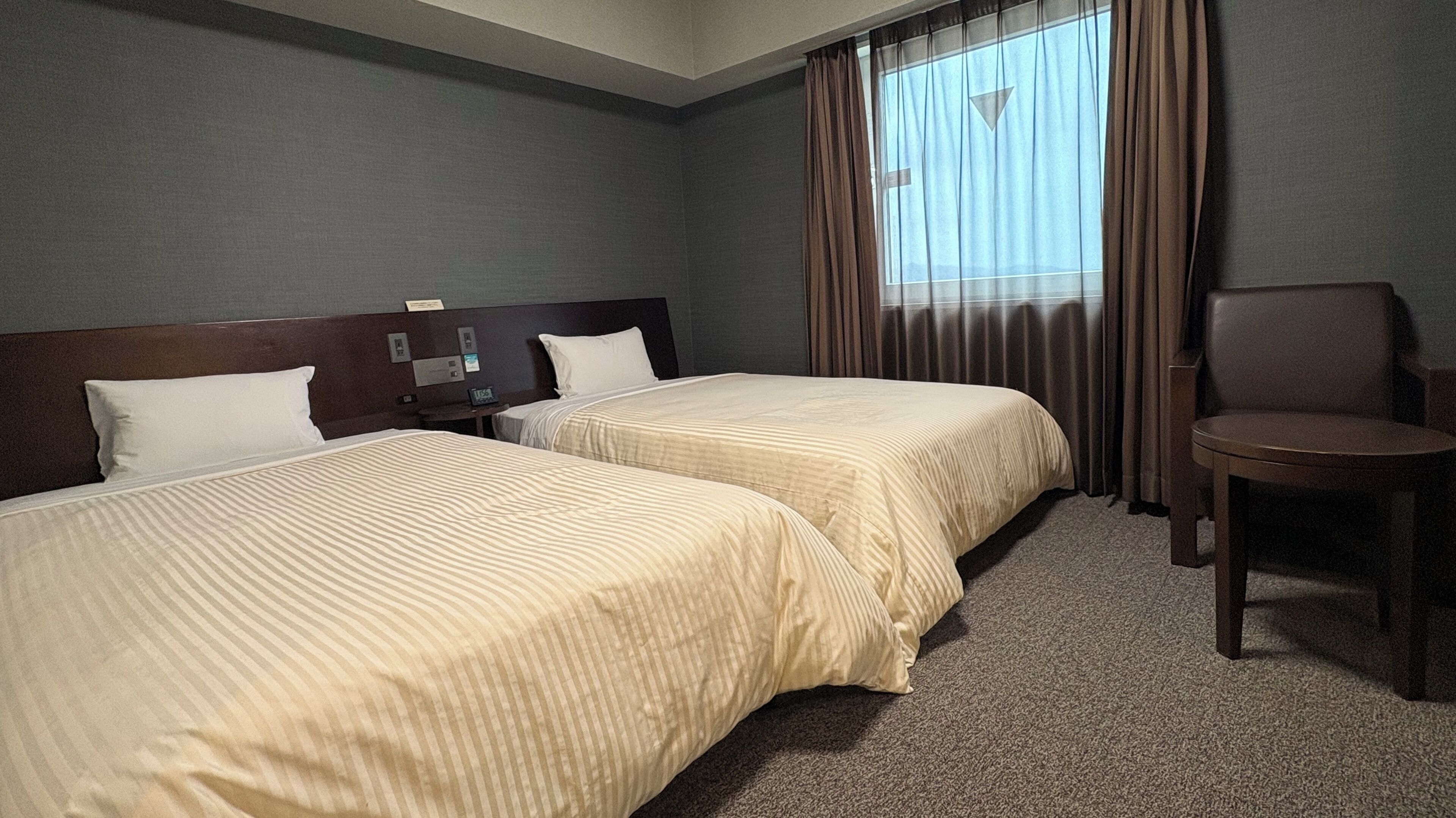 Escritorio, wifi gratis, ropa de cama
