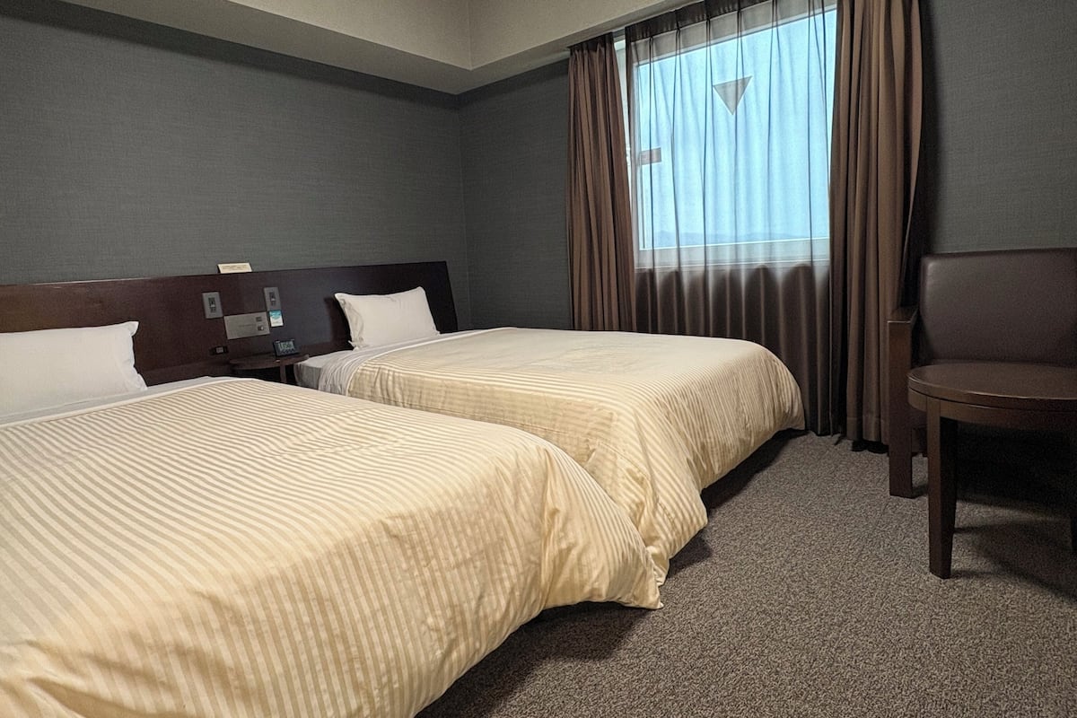 Escritorio, wifi gratis, ropa de cama