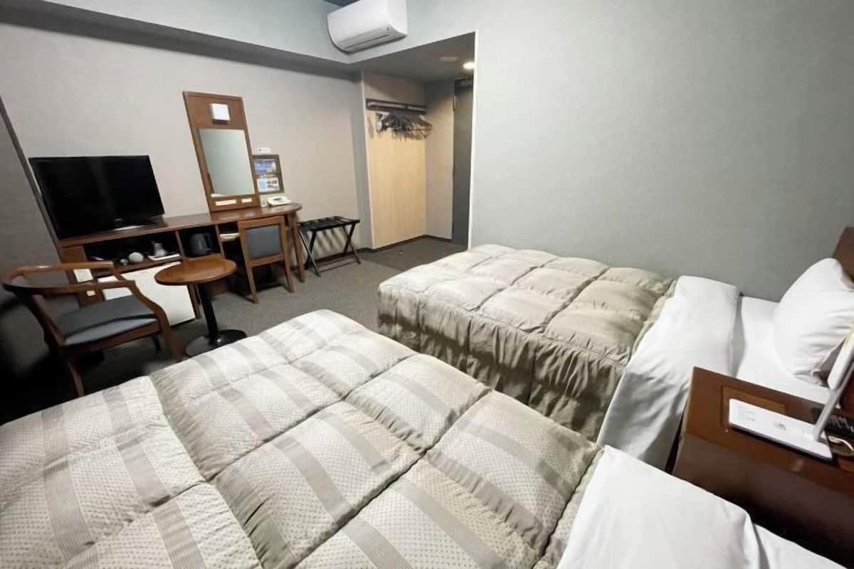 Escritorio, wifi gratis y ropa de cama