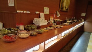 Un bufé con diversas opciones de comida y salsas.