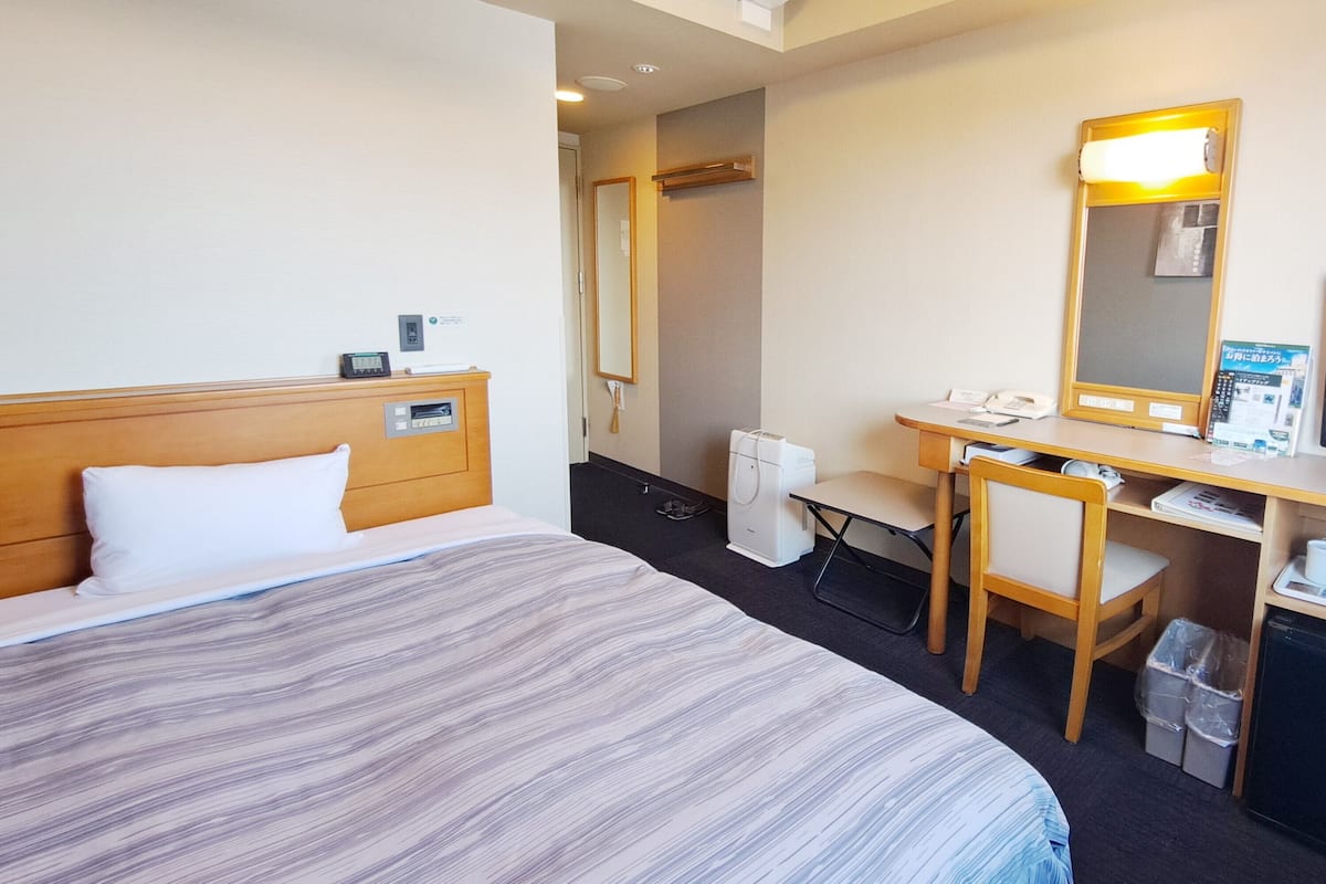 Desk, free WiFi, bed sheets