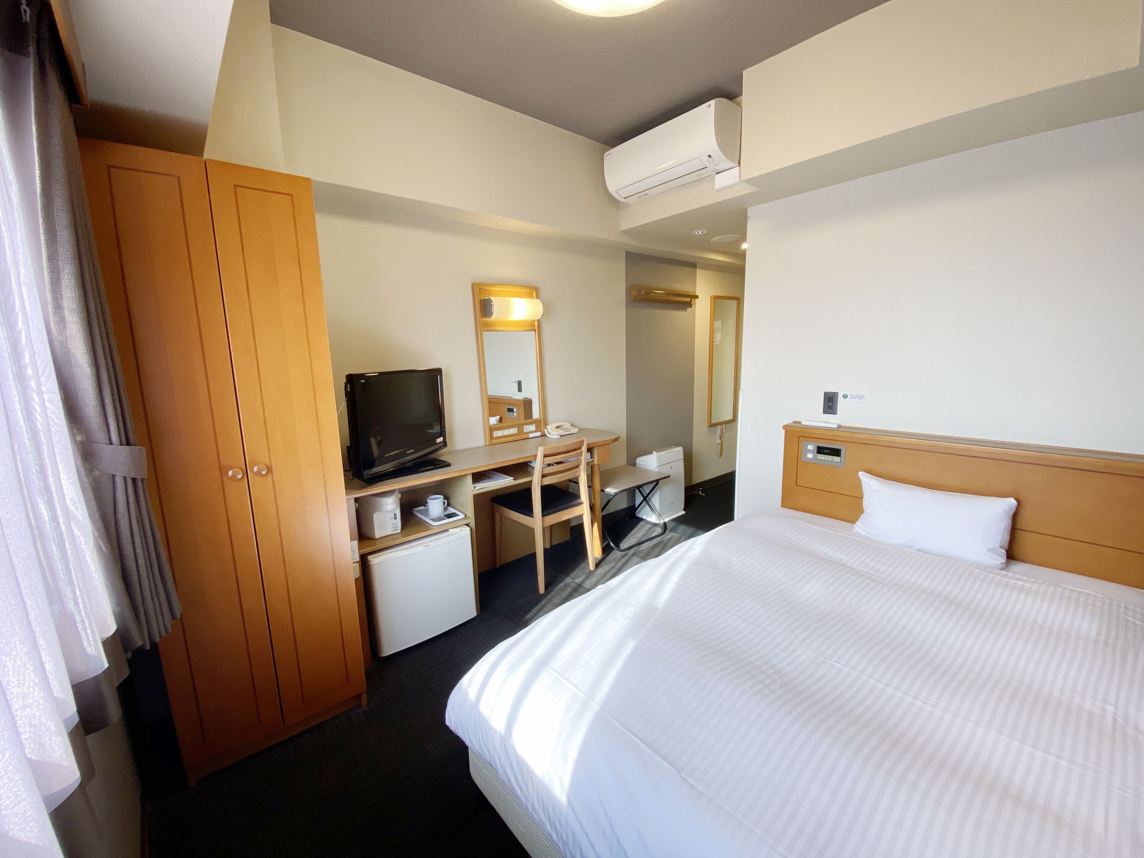 Desk, free WiFi, bed sheets