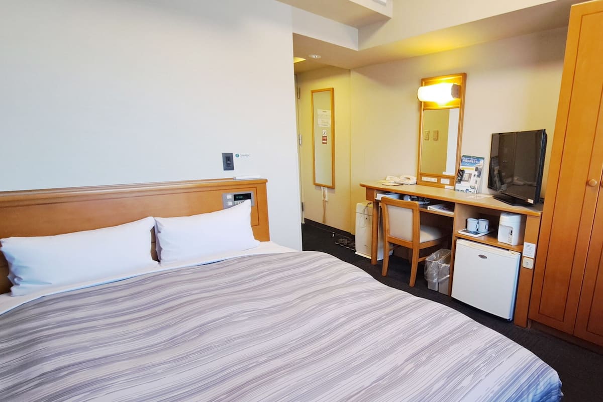 Desk, free WiFi, bed sheets