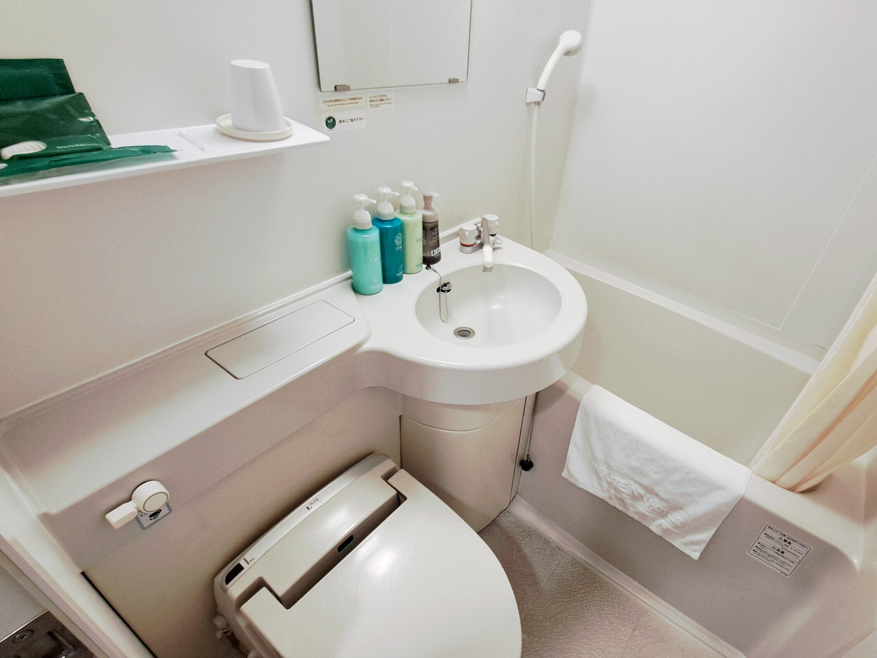 combined shower/bathtub, free toiletries, hair dryer, slippers