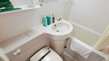 Combined shower/bathtub, free toiletries, hair dryer, slippers