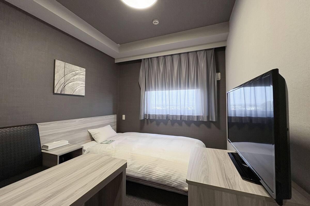 Escritorio, wifi gratis y ropa de cama