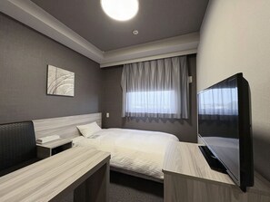 Escritorio, wifi gratis y ropa de cama 