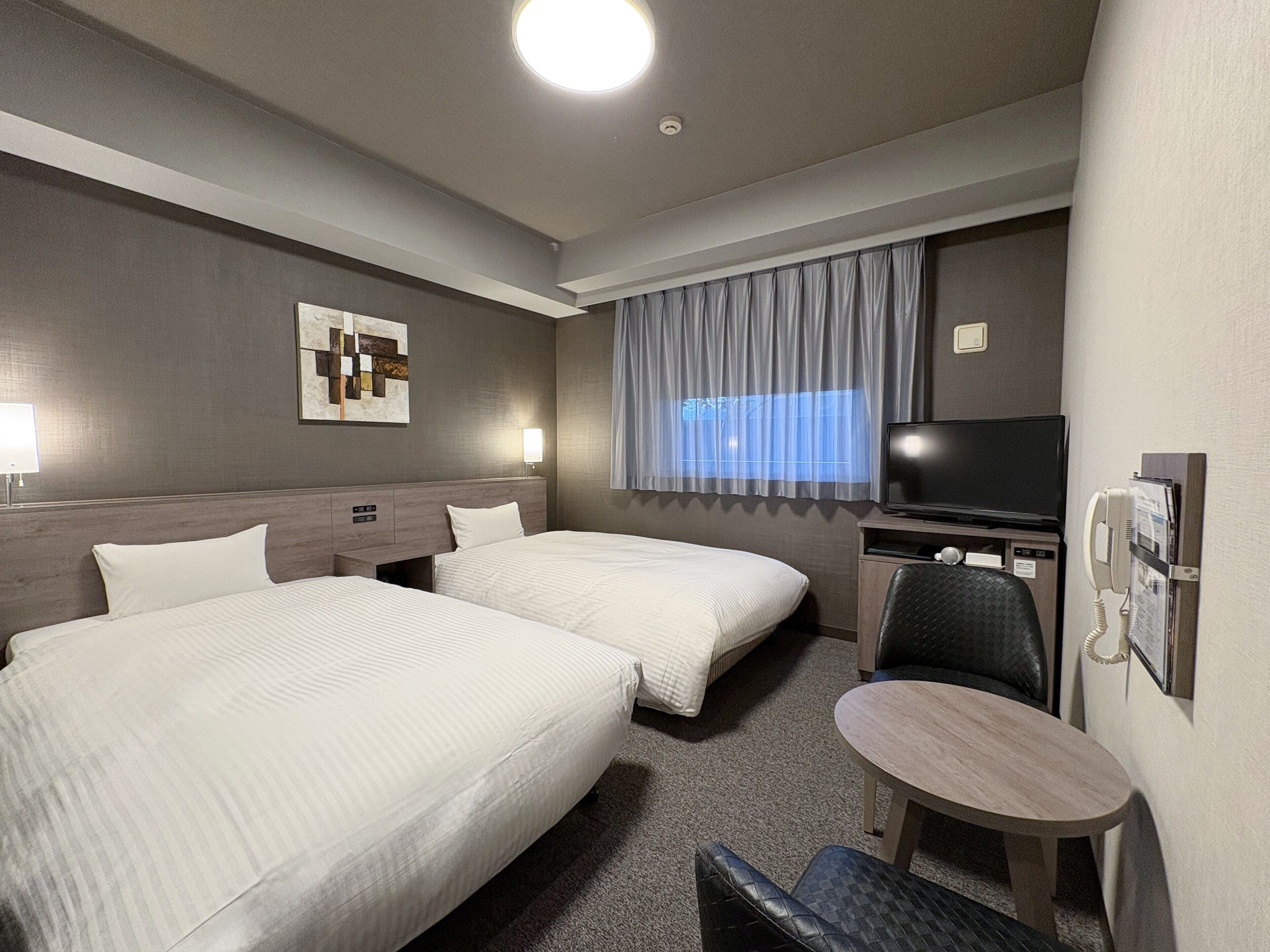 Escritorio, wifi gratis y ropa de cama 