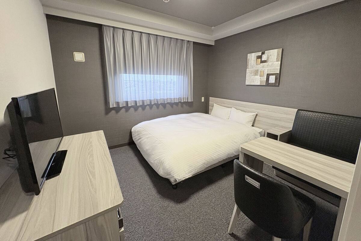 Escritorio, wifi gratis y ropa de cama