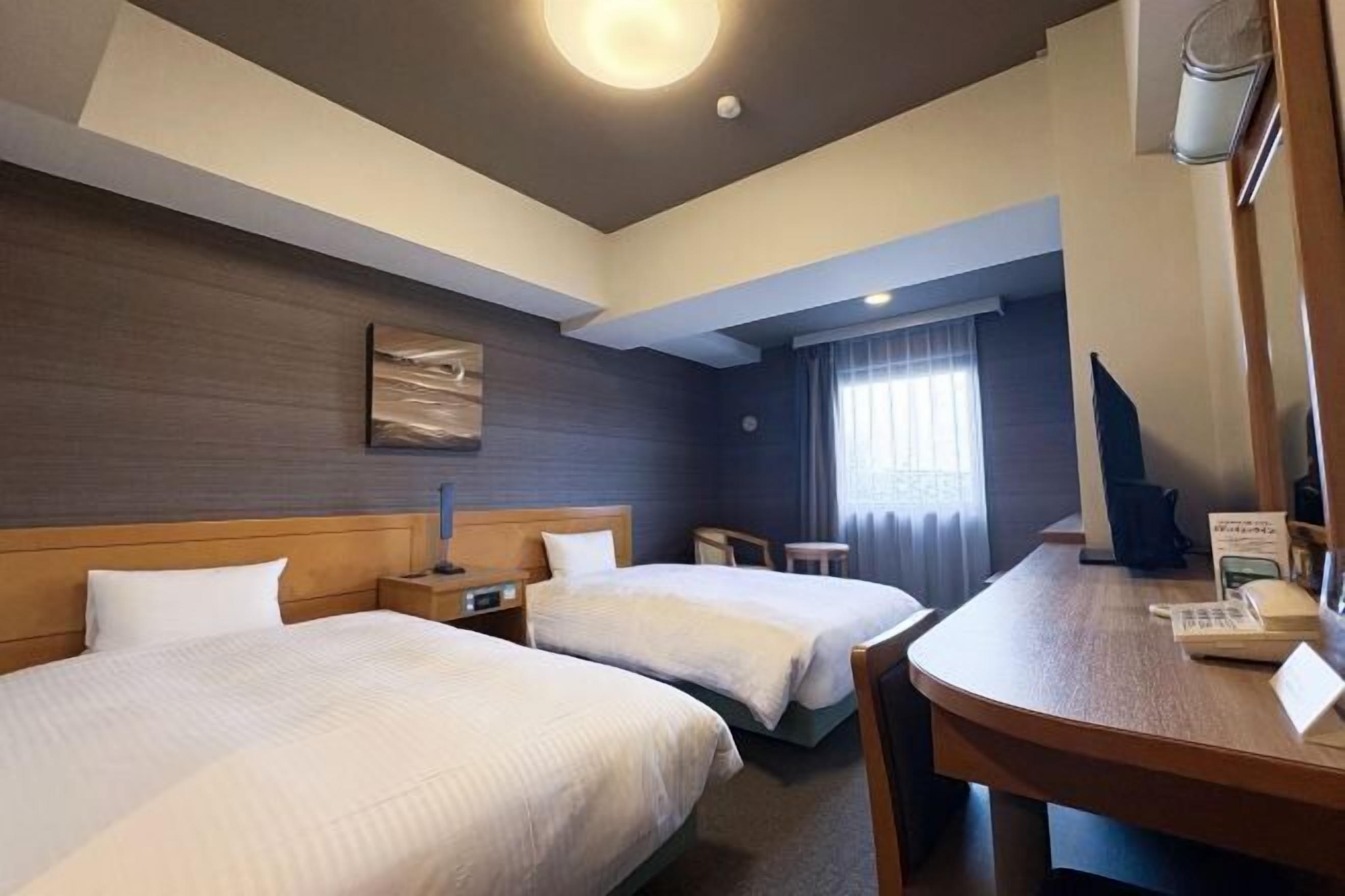 Escritorio, wifi gratis y ropa de cama 