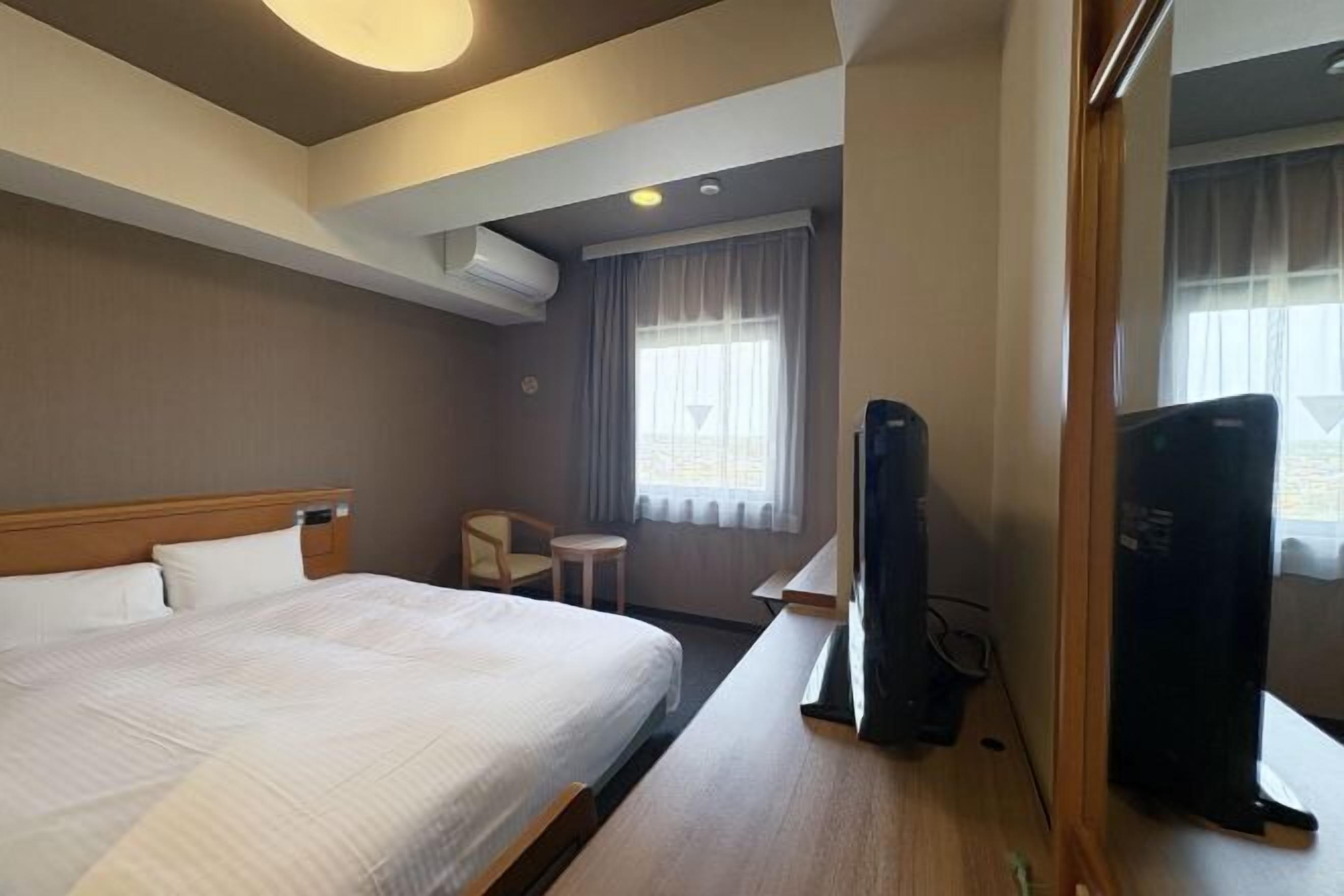 Escritorio, wifi gratis y ropa de cama 