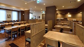 A modern restaurant with wooden furniture, a kitchen area, and a view of the city. - Hotel Route - Inn Nishinasuno (Nasushiobara)